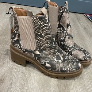 Universal thread snake Chelsea boot